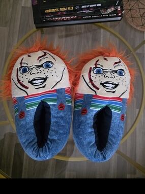 Chucky Slippers - Spirit Halloween